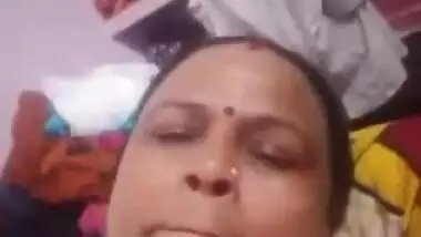 Mature village aunty pussy show on video call