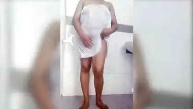 Sri lankan sexy bath with under skirt hidden cam | යට සායක් ඇදන් නාන ශානි අම්මො ඒ ආර්තල් එක