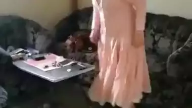 Sexy Pakistani Aunty Peeing And Cleaning