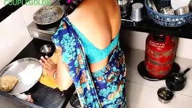 ( Kichen Sex )6) Mami Khana Khane Baithi Hai Jab Tak Chod Lete Hai