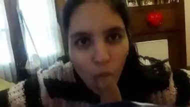 Bahan ki saheli ne mere big dick ko blowjob di