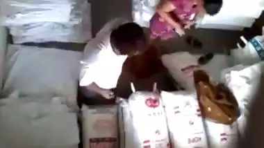 Shopkeeper fucks his customer’s pussy in the desi xxx video