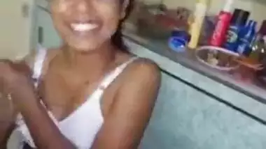 Hot new MMS sex video of a Desi couple buzzing around
