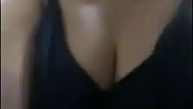 Sexy Bhabi showing Huge Boobs