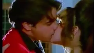 Hot Passionate Kiss from BollyWood Movie! – FSIBlog.com