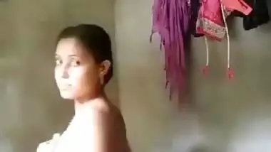 Cheating dehati hottie making her naked selfie in a bathroom