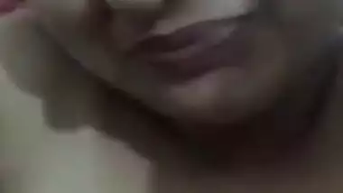 Desi MMS latest video of a desi girl’s topless show