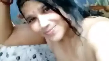 Sexy Mature Bhabhi Making Her Nude Bath Video