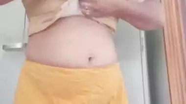 Sexy Desi Bhabhi Showing Her Boobs