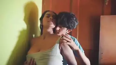 Pervert squeezes stepmom’s milk tanks in Telugu xxx video