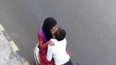 Desi girl very hot kiss in Road