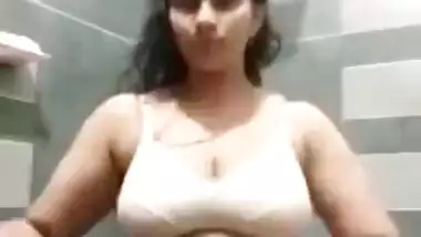 Sexy big boobed Indian aunty solo