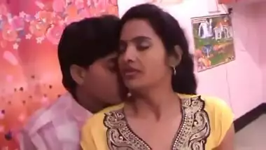 Cute tamil aunty kissing with boyfriend