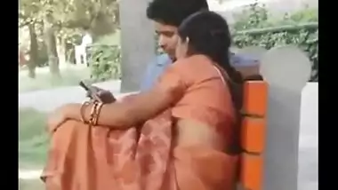 Gujrati Aunty Shows her Boobs in park outdoor mms