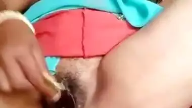 Desi village aunty fing her nice pussy