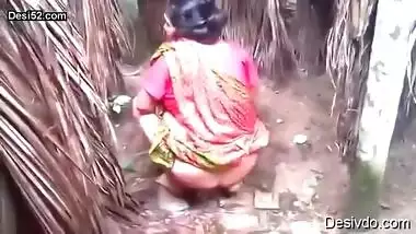 Desi village bhabi sexy pee