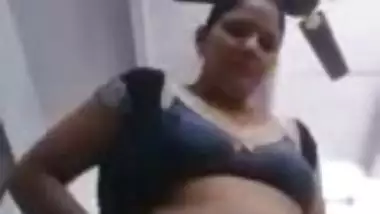 Cock-hungry Desi MILF puts her dress off revealing her XXX nudity