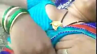 mature bhabhi in sky blue sari mms sex in open fields