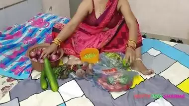 Xxx Bhojpuri Bhabhi, While Selling Vegetables, Showing Off Her Fat Nipples, Got Chuckled By The Customer!