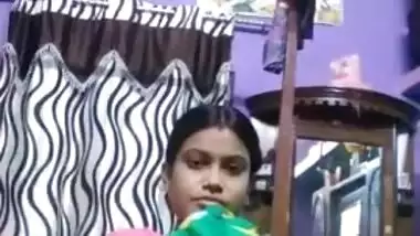 Desi aunty flashing chut video