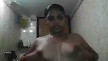 Desi indian girl hot shower showing boobs and her wet pussy