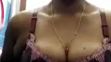 Andhra hot aunty licking own sollu on cam