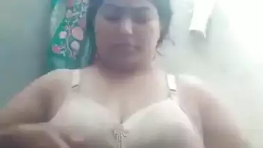 Unsatisfied big boobs bhabhi topless viral MMS