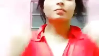 Desi Girl Showing Her Boobs