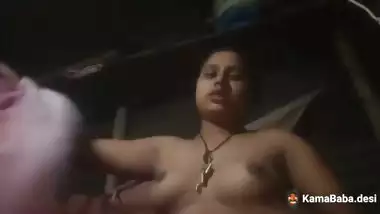 A horny lady gets naked in the Tamil aunty sex video