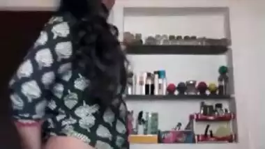 hot mallu aunty stripping showing juicy tits