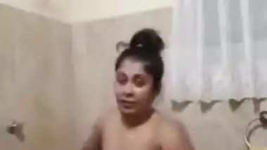 Today Exclusive- Hot Look Sri Lankan Girl Record Her Nude Bathing Selfie Part 2