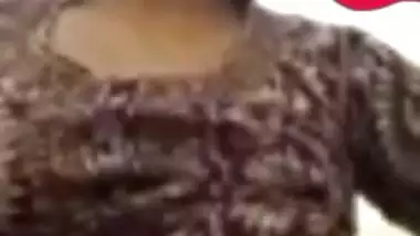 Girlfriend showing boob live on video call viral MMS