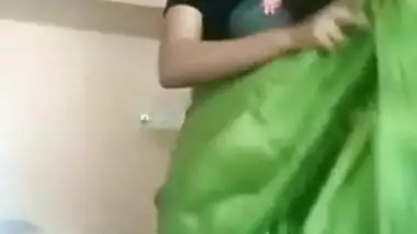 Sexy Bhabi Showing Her Boobs