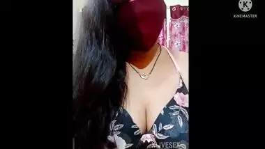 Desi Kannada Aunty Show Boobs And Oil Massage Her Boobs