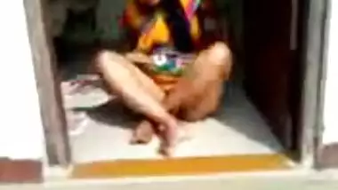 My neighbour bhabhi lifting saree to show cunt..desi
