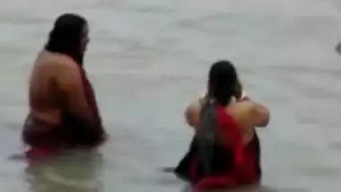 Bathing in River nice desi chick XXX porn HQ