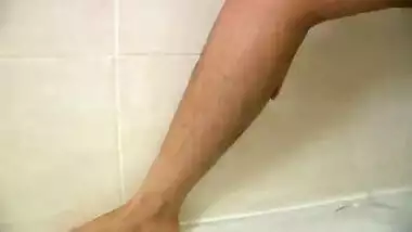Zarina Masood Peeing On Bathtub