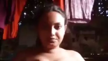 Chesty Desi cutie exposes her perky XXX tits and plays with them