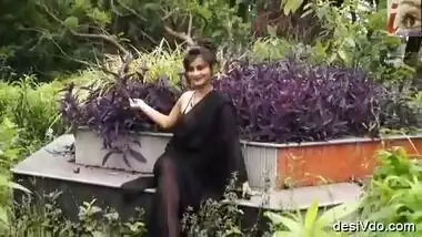 Chubby Girl Opening her Saree & Blouse to Display her Boobs in the Jungle