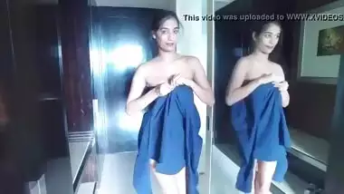 Topless Poonam Pandey teaching a new fashion