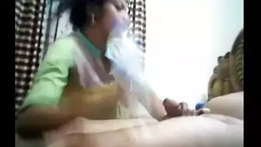 Maid from Surat gives blowjob and gets mouth fucked