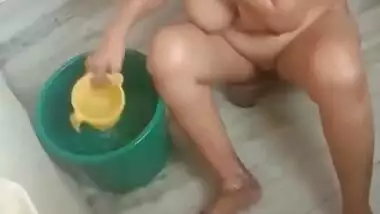 Indian aunty bathing clip