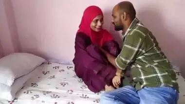 A hijabi girl takes her lover’s dick in a Bangladeshi xxx video