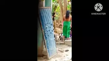 Neighbor bhabhi outdoor nude bath dress change