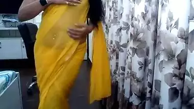 DESI Bhabhi IN TRANSPARENT without blouse SAREE SHOWING BOOBS