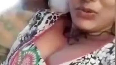 desi girl cleavage show while chatting
