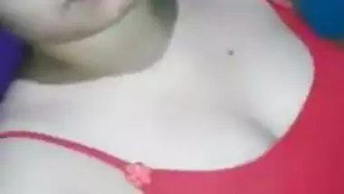 Desi Bitch Showing Boobs