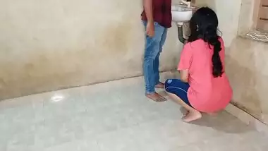 Akeli Bhabhi Ne Jawan Plumber Se Bathroom Me Apni Choot Ki Khujli Mitwayi - Queen Rima