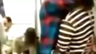 22 lovers Kissing in delhi metro