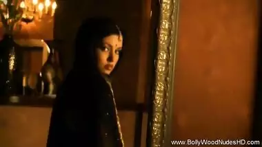 Lovely Bollywood Dancer Has Sultry Eyes